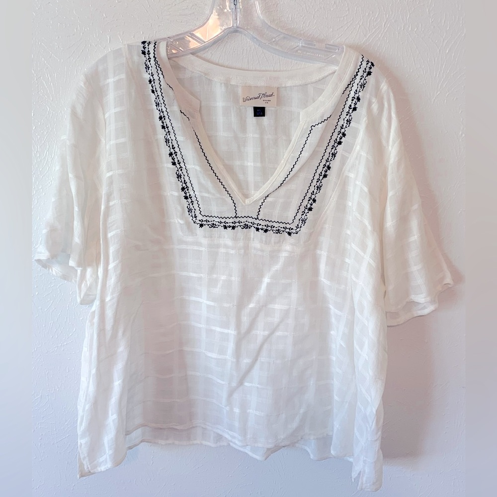 Universal Threads off white and navy embroidered top. XXL